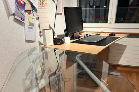 Schreibtisch mit Glasplatte.jpg